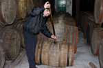 <b>Specialrör</b><br>Med ett specialrör fiskar han upp whiskyn genom att hålla för ändan på röret och sedan släppa in luft så rinner whiskyn ner i glasen!<br>Tagen 12:31 den 24 maj 2010 av Staffan Mossberg