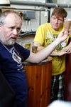 <b>Bryggmästare</b><br>Paul, som startat bryggeriet förklarar hur öltillverkinng går till och hur den skiljer sig från whisky tillverkningen. Här håller han upp ett glas krossat korn.<br>Tagen 16:35 den 26 maj 2010 av Karl-Petter Åkesson