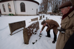 <b>Farmor och Farfar</b><br>Julafton börjar enligt tradition med att träffas på Fritsla kyrkogård och tända ljus på gravarna.<br>Tagen 14:14 den 24 december 2009 av Karl-Petter Åkesson