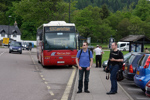 <b>Strax på väg igen</b><br>Staffan och Kalle väntar på att bussen skall avgå strax från Inveraray.<br>Tagen 11:01 den 23 maj 2010 av Johan Bergström