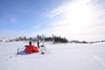 <b>Tältplats</b><br>När vi kom till Lill-ulvåns bäckravin gick vi av leden och upp bakom trädungarna och slog upp tältet. För att få bättre ventilation grävde vi dock inte ned tältet.<br>Tagen 15:36 den 04 april 2010 av Karl-Petter Åkesson