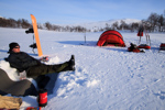 <b>Snösoffan</b><br>Men för att ha det gott i kvällssolen fixade vi till en soffa att slappa i. Lars tog soffan i besittning direkt, medans Fredrik drog på skidorna och gjorde en runda kring Ulvåfjället. Karl-Petter drog fram kajten och körde lite i slänten upp mot Lillulvåfjället!<br>Tagen 17:56 den 04 april 2010 av Karl-Petter Åkesson