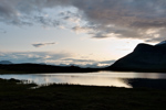 När vi kommer tillbaka möts vi av Ulf fiskandes i solnedgången.<br>Tagen 20:46 den 28 juli 2009
