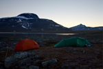 <b>Tältplats vid Battajavri</b><br>Våra två tält på en liten gräsplätt i stenfältet som täcker hela östra stranden.<br>Tagen 23:18 den 28 juli 2010 av Karl-Petter Åkesson