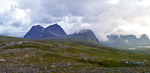 <b>Tältplats</b><br>Suorregaises två toppar i bakgrunden och Coalmevarri till höger om dem.<br>Tagen 21:03 den 30 juli 2010 av Karl-Petter Åkesson