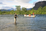 <b>Fiskeguide</b><br>Guiderna från Tjuonajåkk kör sina motorbåtar i forsen. Kan inte vara helt lätt med tanke på all sten och hur grunt det är ibland.<br>Tagen 14:33 den 02 augusti 2010 av Karl-Petter Åkesson