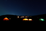 <b>Tältlägret om natten</b><br>Våra tält plus en granne med stationen i bakgrunden.<br>Tagen 21:41 den 17 september 2011 av Karl-Petter Åkesson